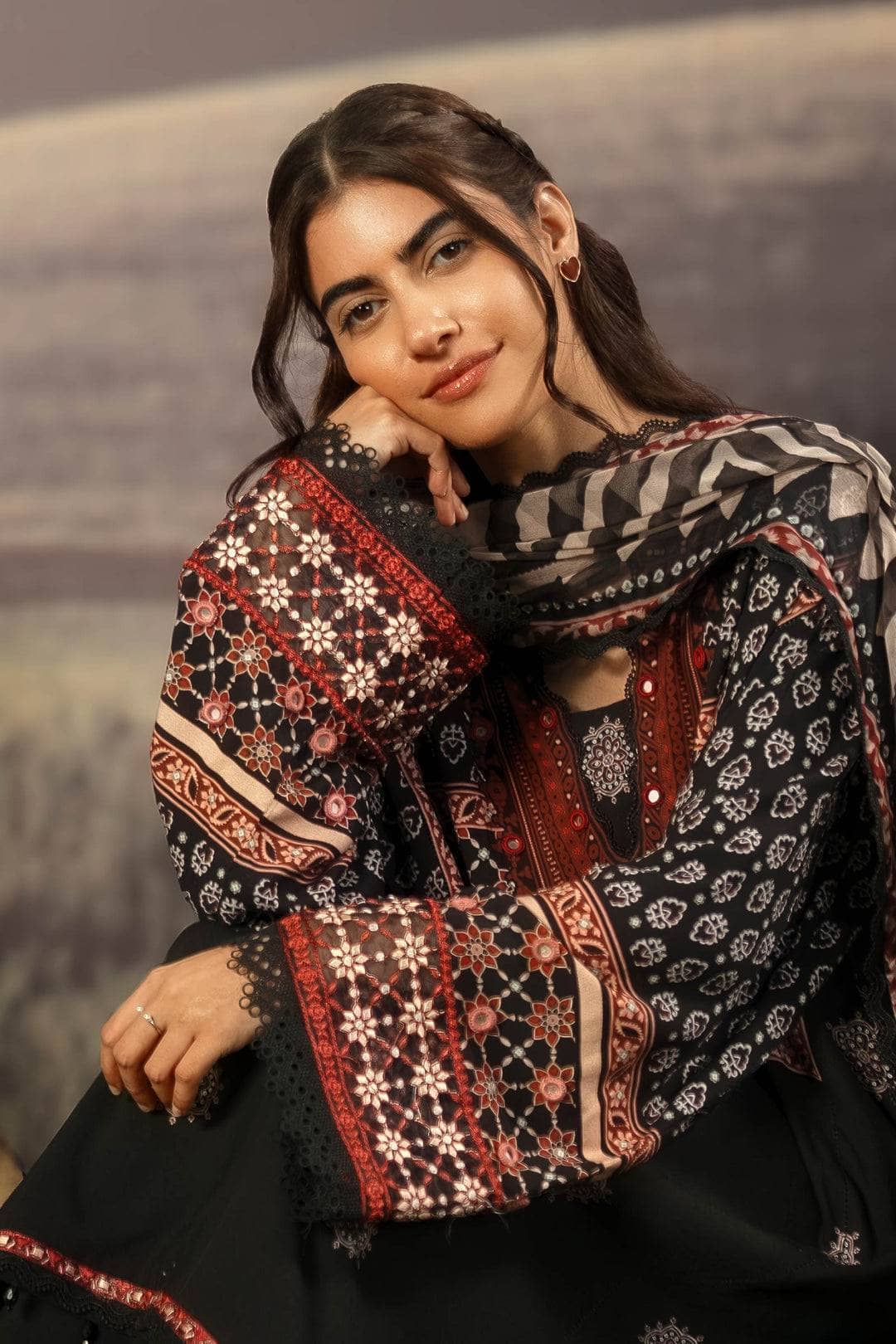 Maria B M Basics 25/Fall-Winter/Embroidered Arabic Lawn Suit | MB-PFUS25-09A/Black