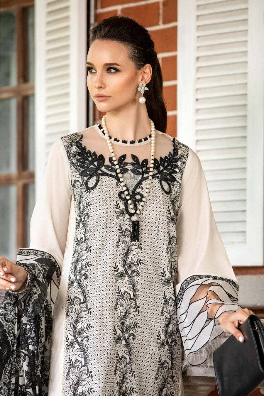 img_maria_b_m_prints_lawn_23_awwal_boutique