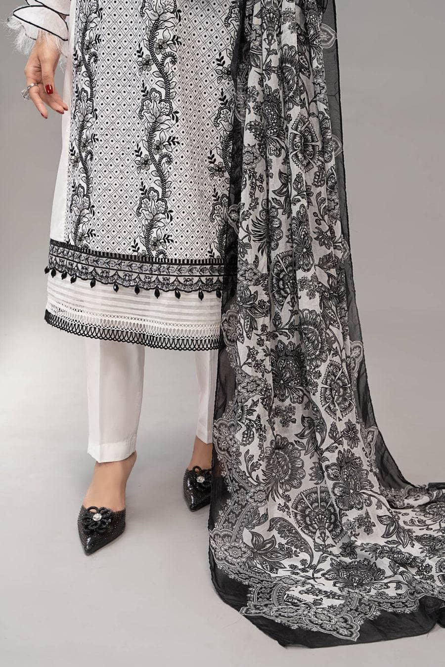 img_maria_b_m_prints_lawn_23_awwal_boutique