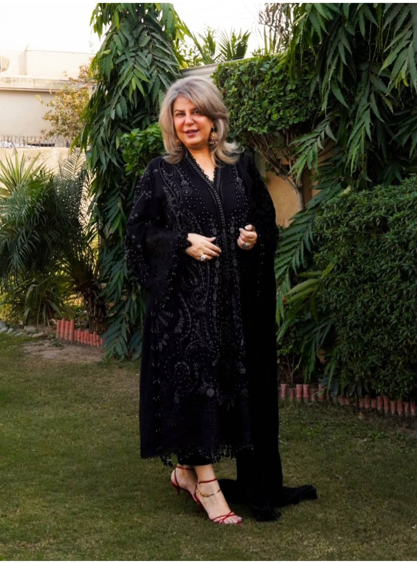 Maria B Winter Luxe spotted Spotted in Maria B Winter Luxe 25/Embroideried Linen Suit/Velvet Palachi Shawl/07/Black