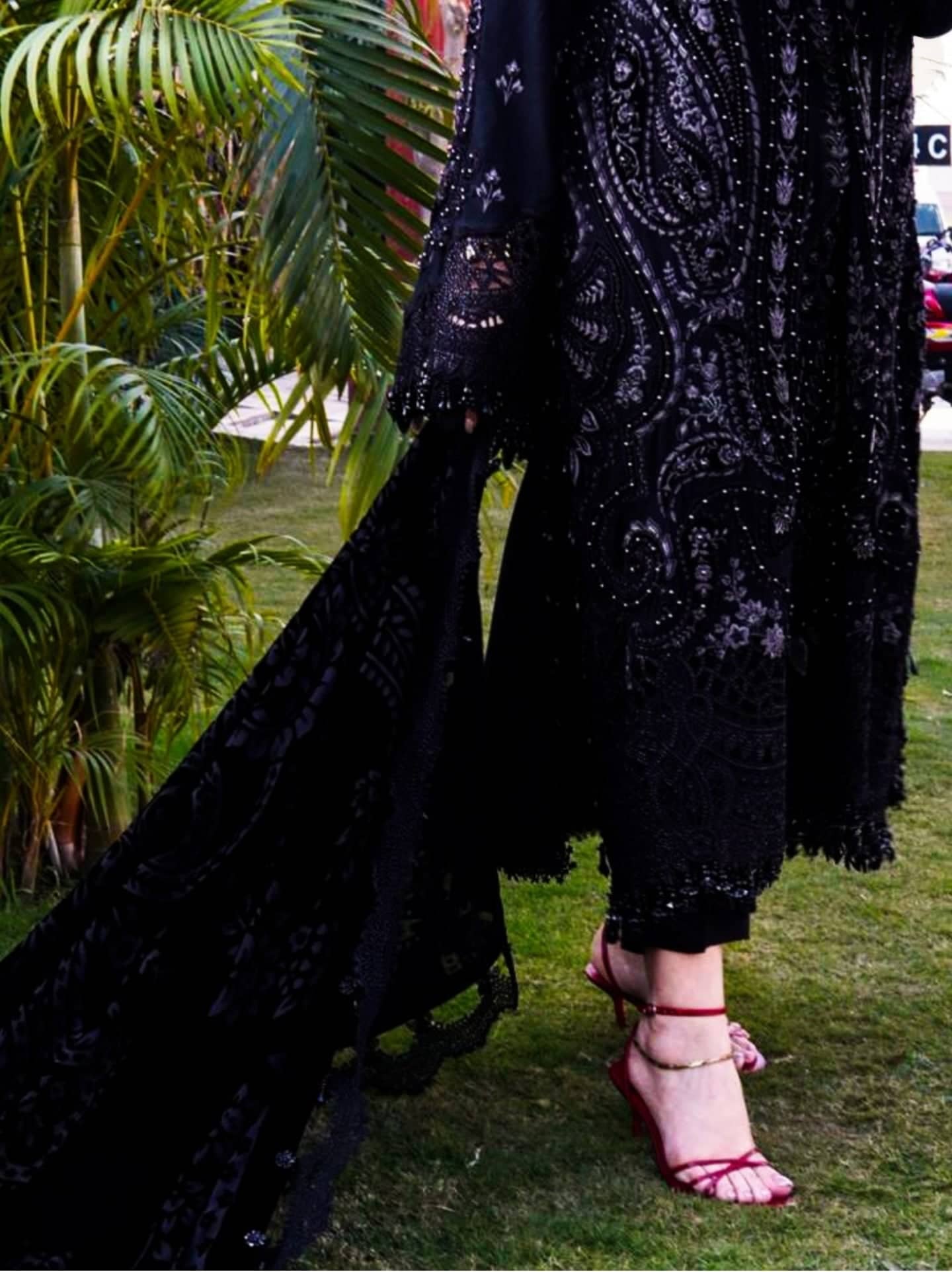Maria B Winter Luxe spotted Spotted in Maria B Winter Luxe 25/Embroideried Linen Suit/Velvet Palachi Shawl/07/Black