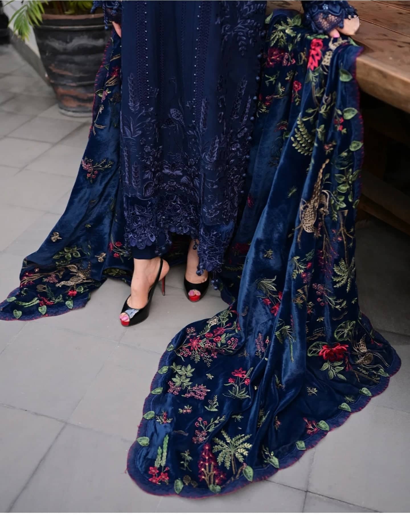 Maria B Winter Luxe spotted Spotted in Maria B Winter Luxe 25/Embroideried Twill Linen Suit/Embroidered velvet Shawl/12/Navy Blue