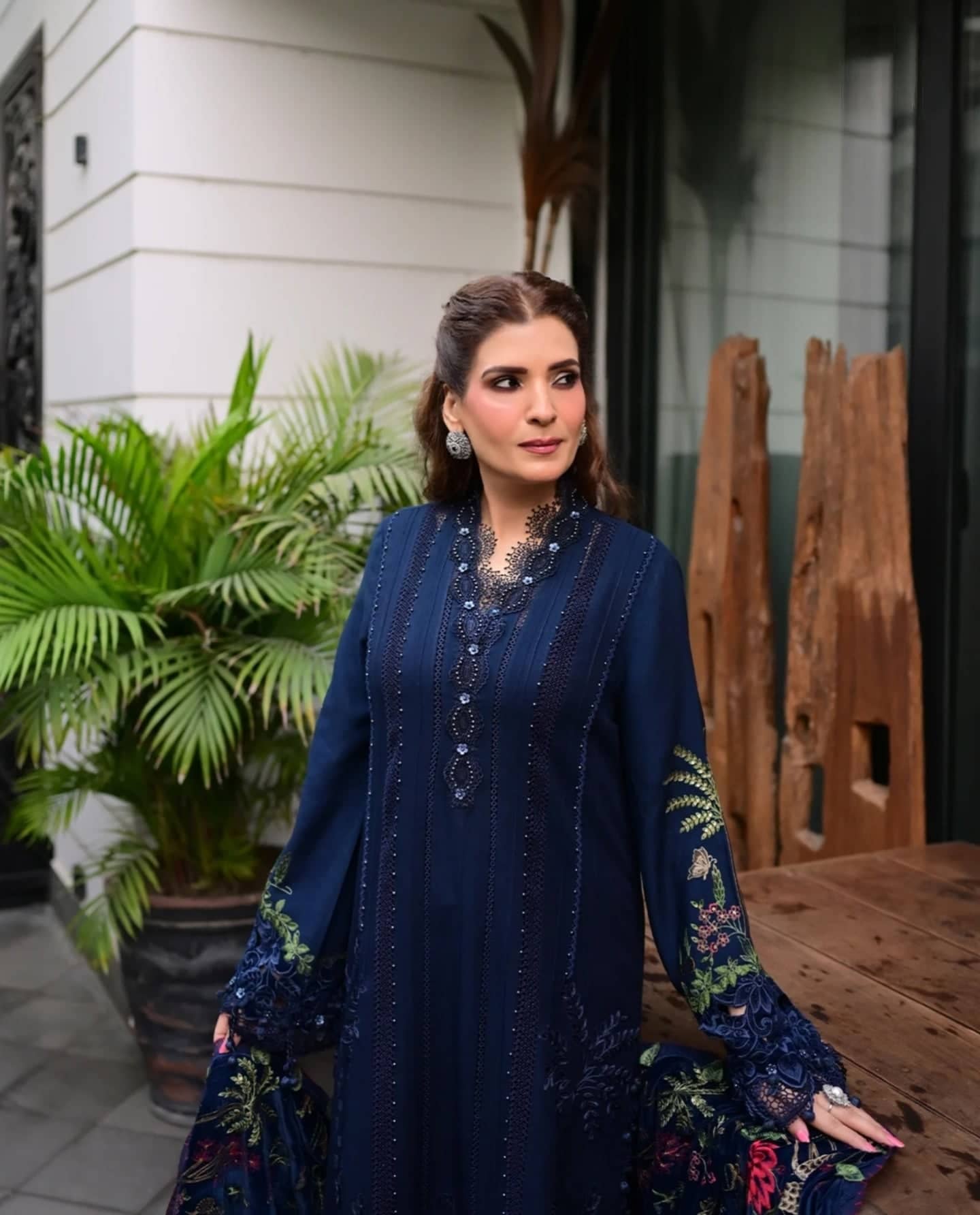 Maria B Winter Luxe spotted Spotted in Maria B Winter Luxe 25/Embroideried Twill Linen Suit/Embroidered velvet Shawl/12/Navy Blue