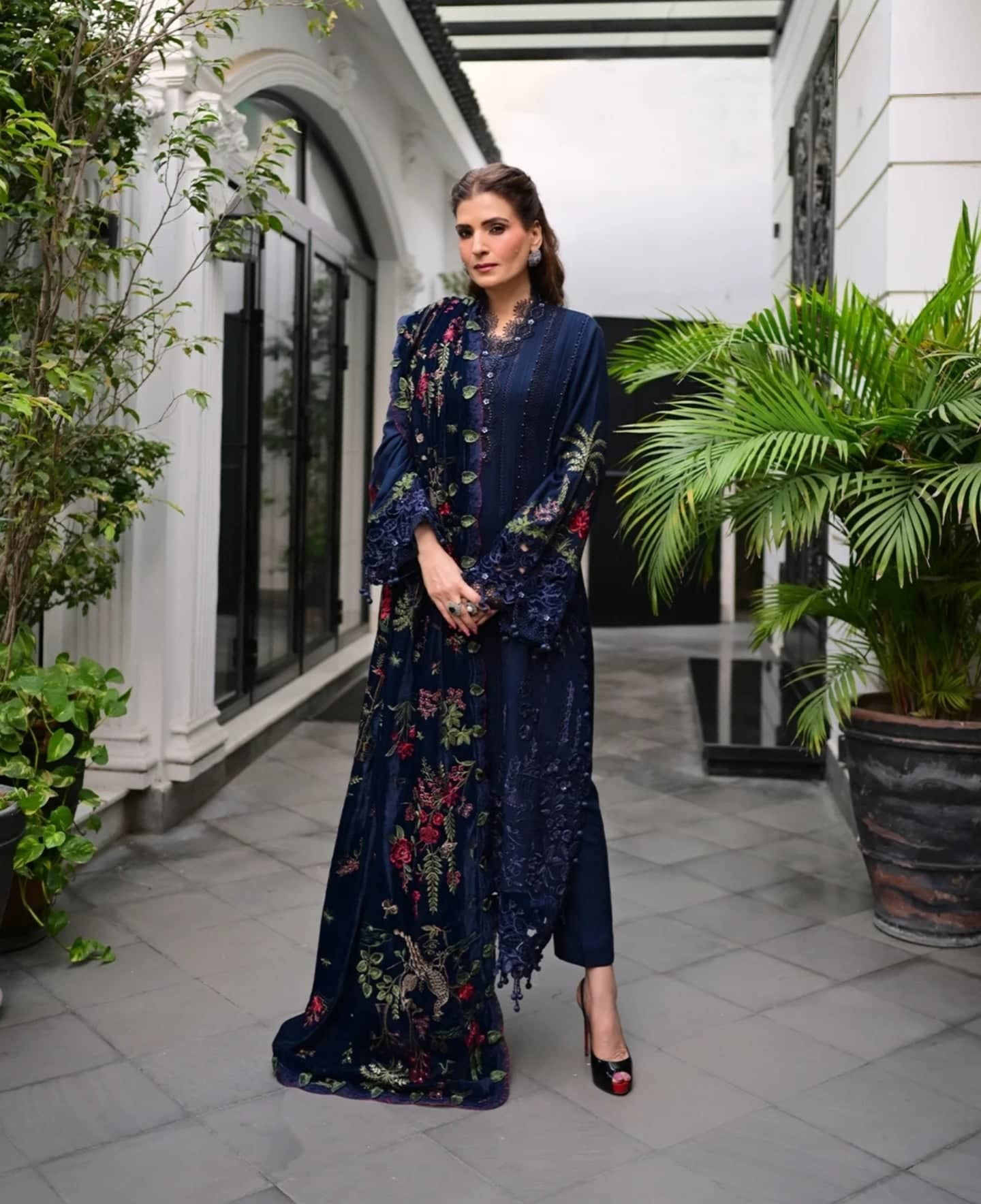 Maria B Winter Luxe spotted Spotted in Maria B Winter Luxe 25/Embroideried Twill Linen Suit/Embroidered velvet Shawl/12/Navy Blue