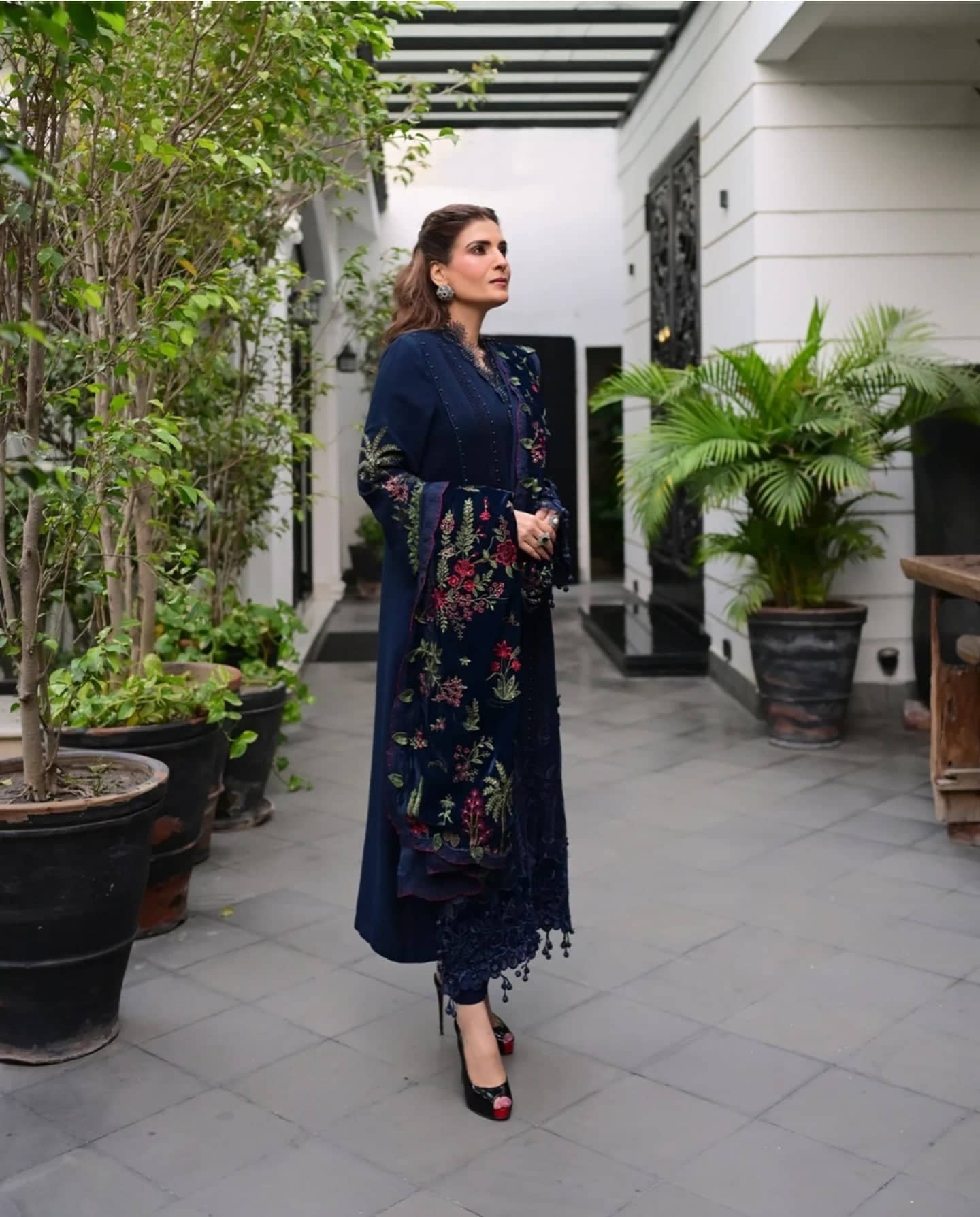 Maria B Winter Luxe spotted Spotted in Maria B Winter Luxe 25/Embroideried Twill Linen Suit/Embroidered velvet Shawl/12/Navy Blue