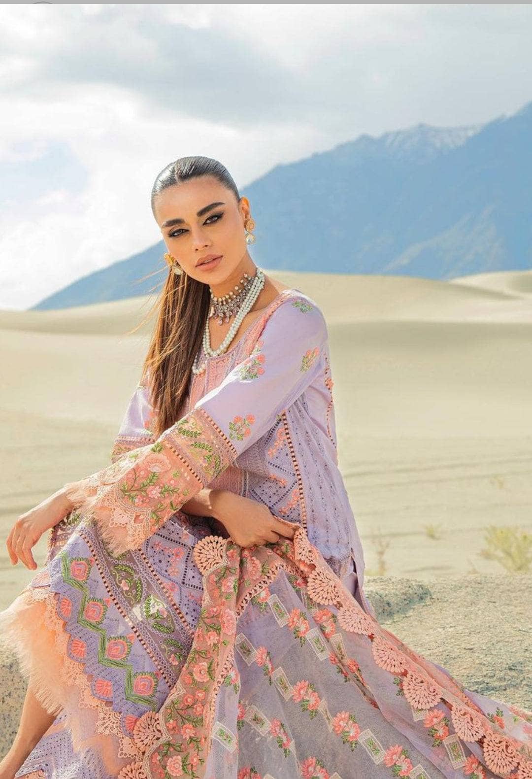 img_maryam_hussain_lawn_awwal_boutique