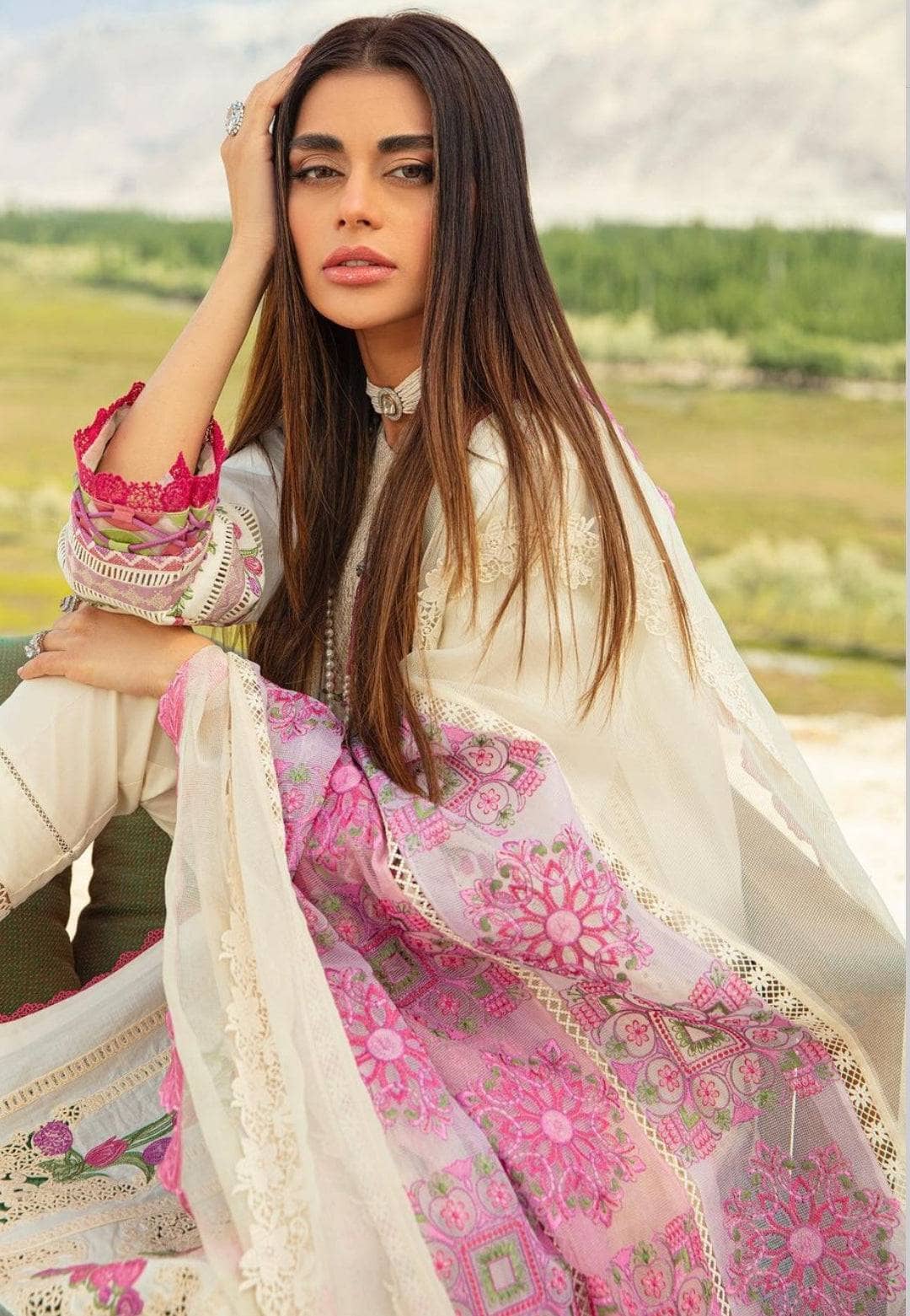 img_maryam_hussain_luxury_lawn_23_awwal_boutique