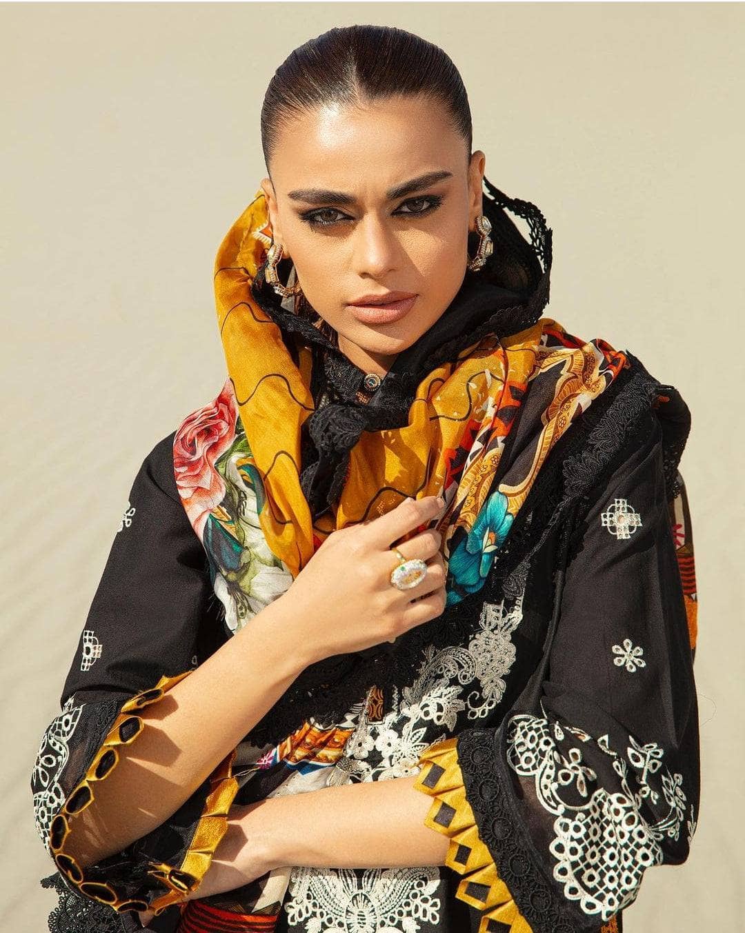 img_maryam_hussain_luxury_lawn_23_awwal_boutique