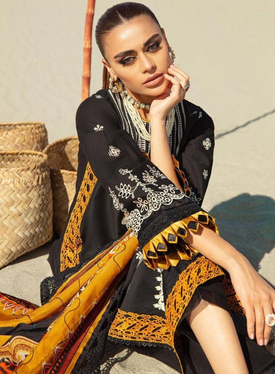 img_maryam_hussain_luxury_lawn_23_awwal_boutique