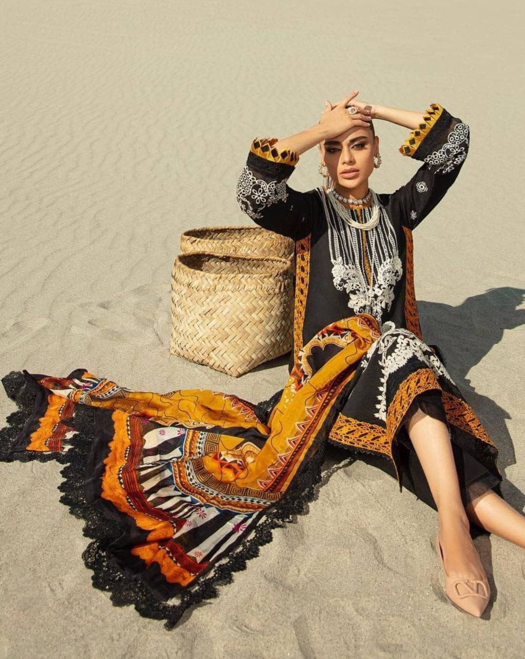 img_maryam_hussain_luxury_lawn_23_awwal_boutique