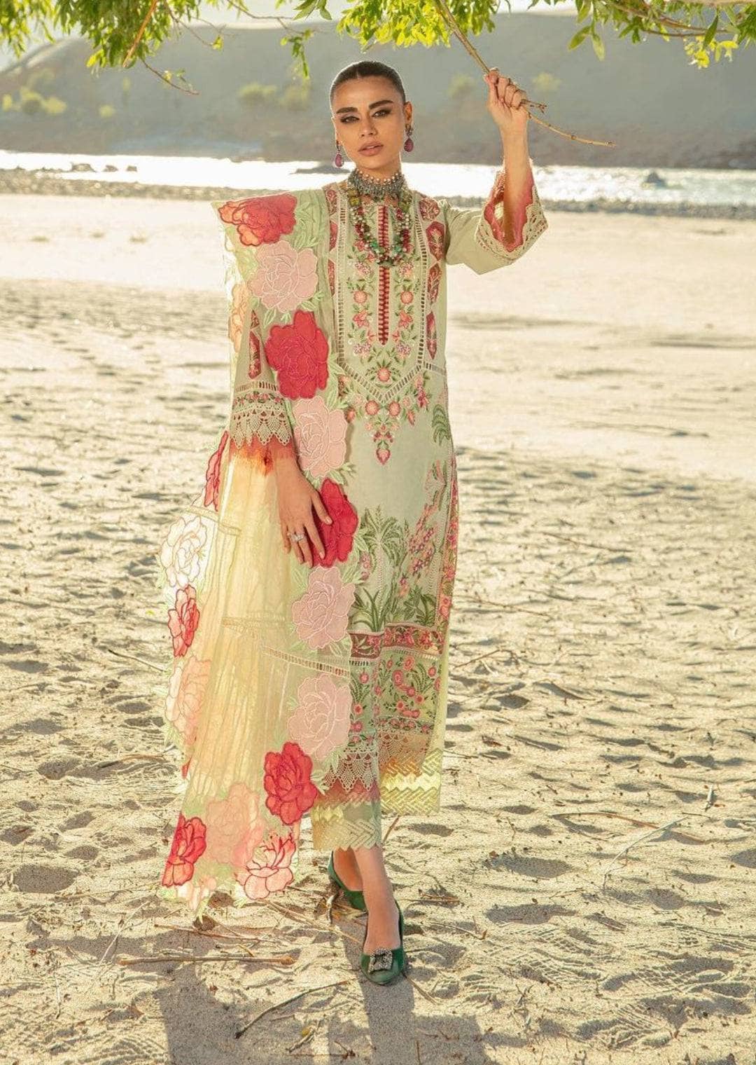 img_maryam_hussain_luxury_lawn_23_awwal_boutique