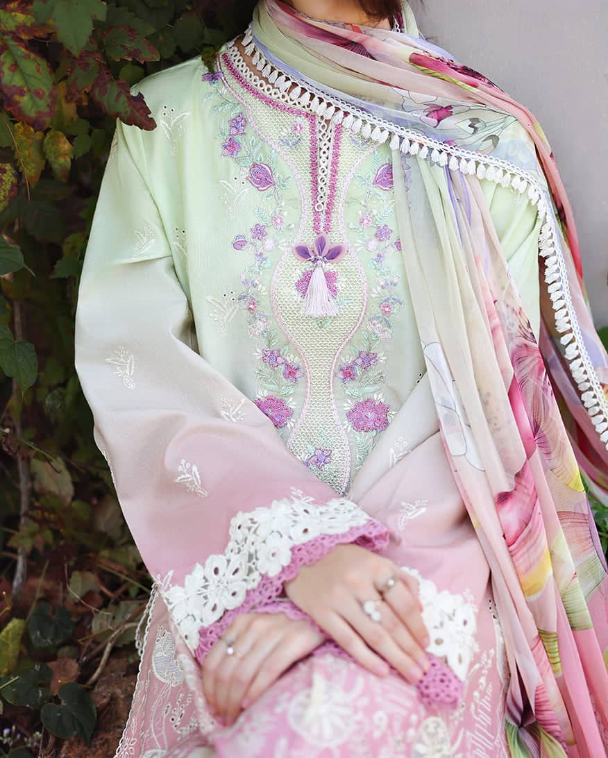 Sale‼️Mushq Solace Luxury 26/Petal Pull/Pale Off White & Pink