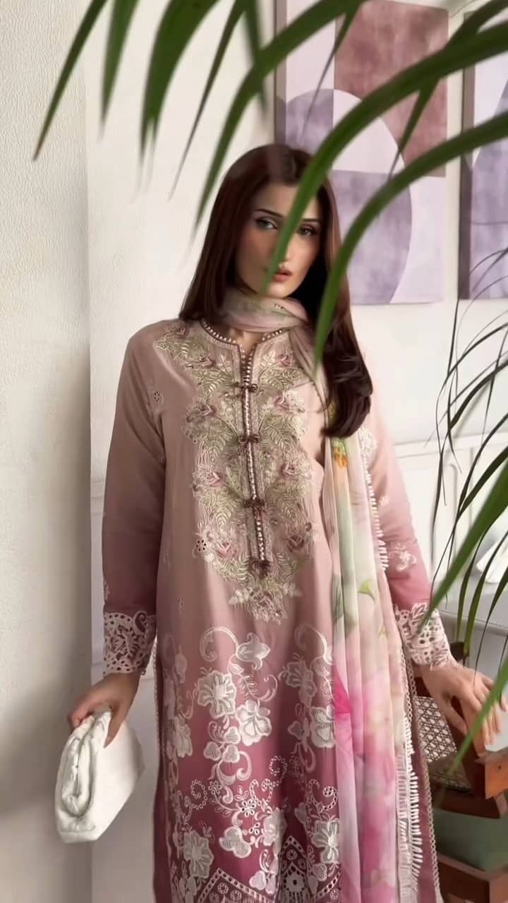 Spotted in Mushq Solace Luxury 26/Dew Drift/Ombre Pink