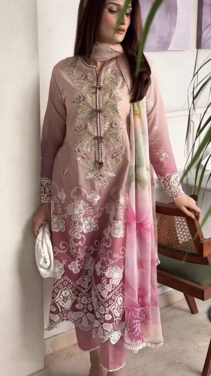 Spotted in Mushq Solace Luxury 26/Dew Drift/Ombre Pink