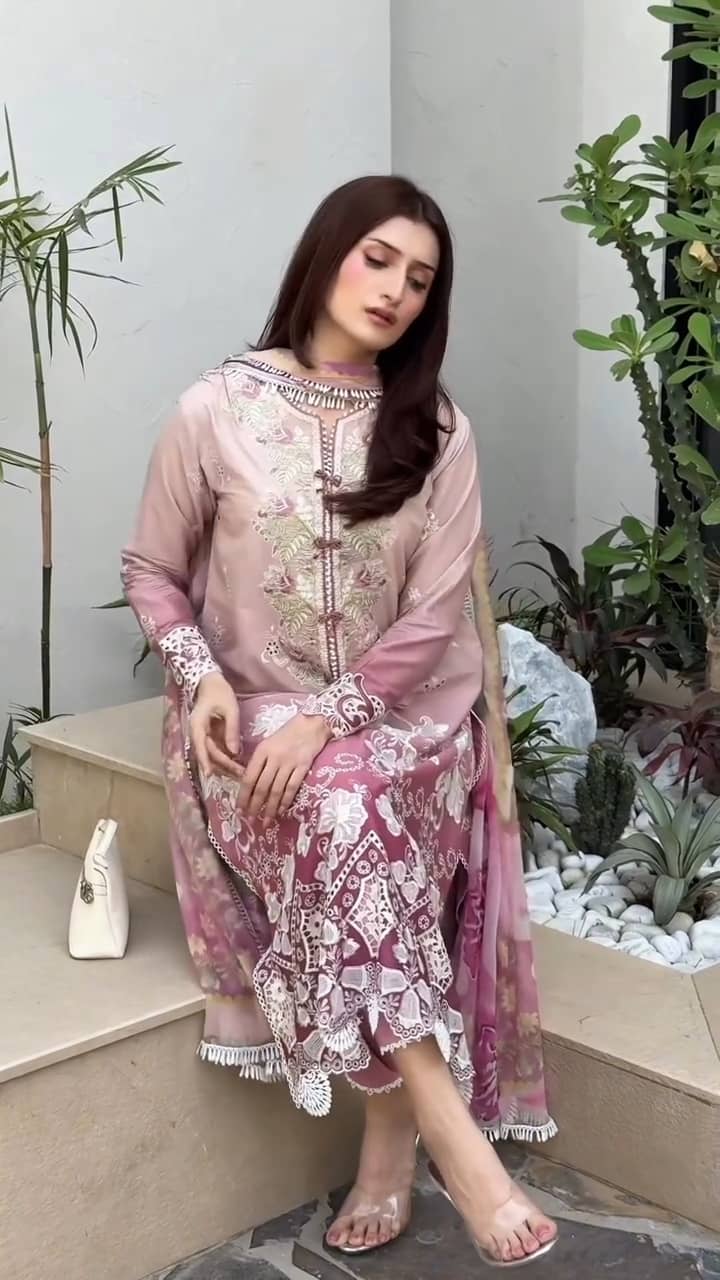 Spotted in Mushq Solace Luxury 26/Dew Drift/Ombre Pink