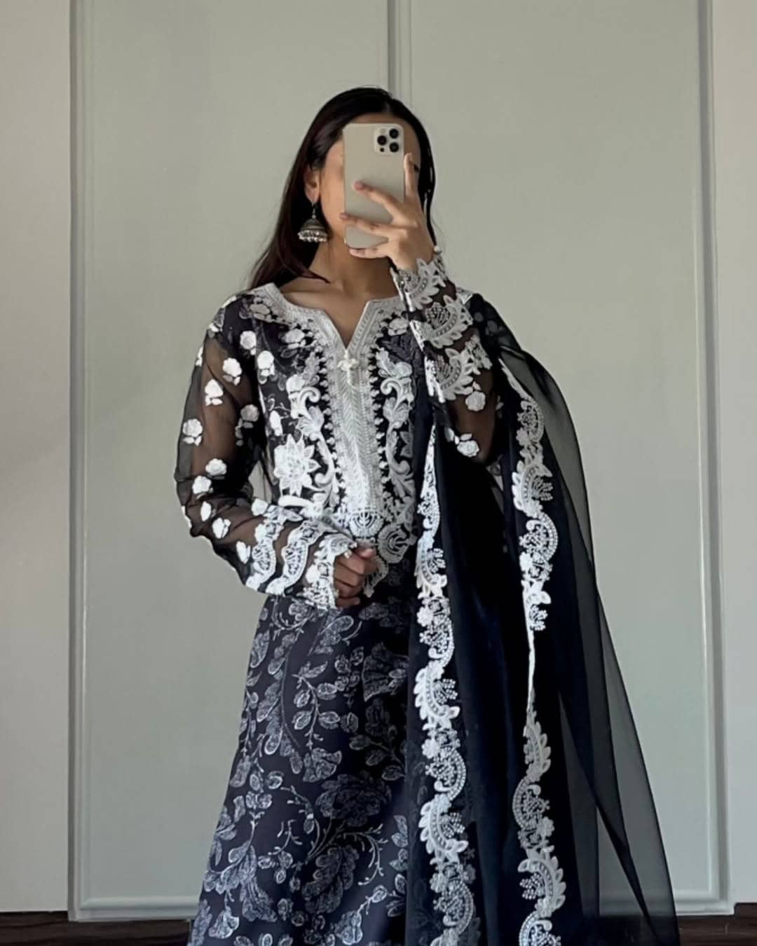 img_myeesha_lawn_awwal_boutique