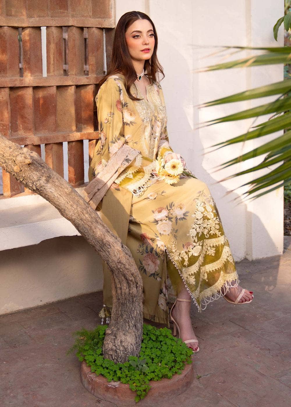 img_myeesha_lawn_awwal_boutique