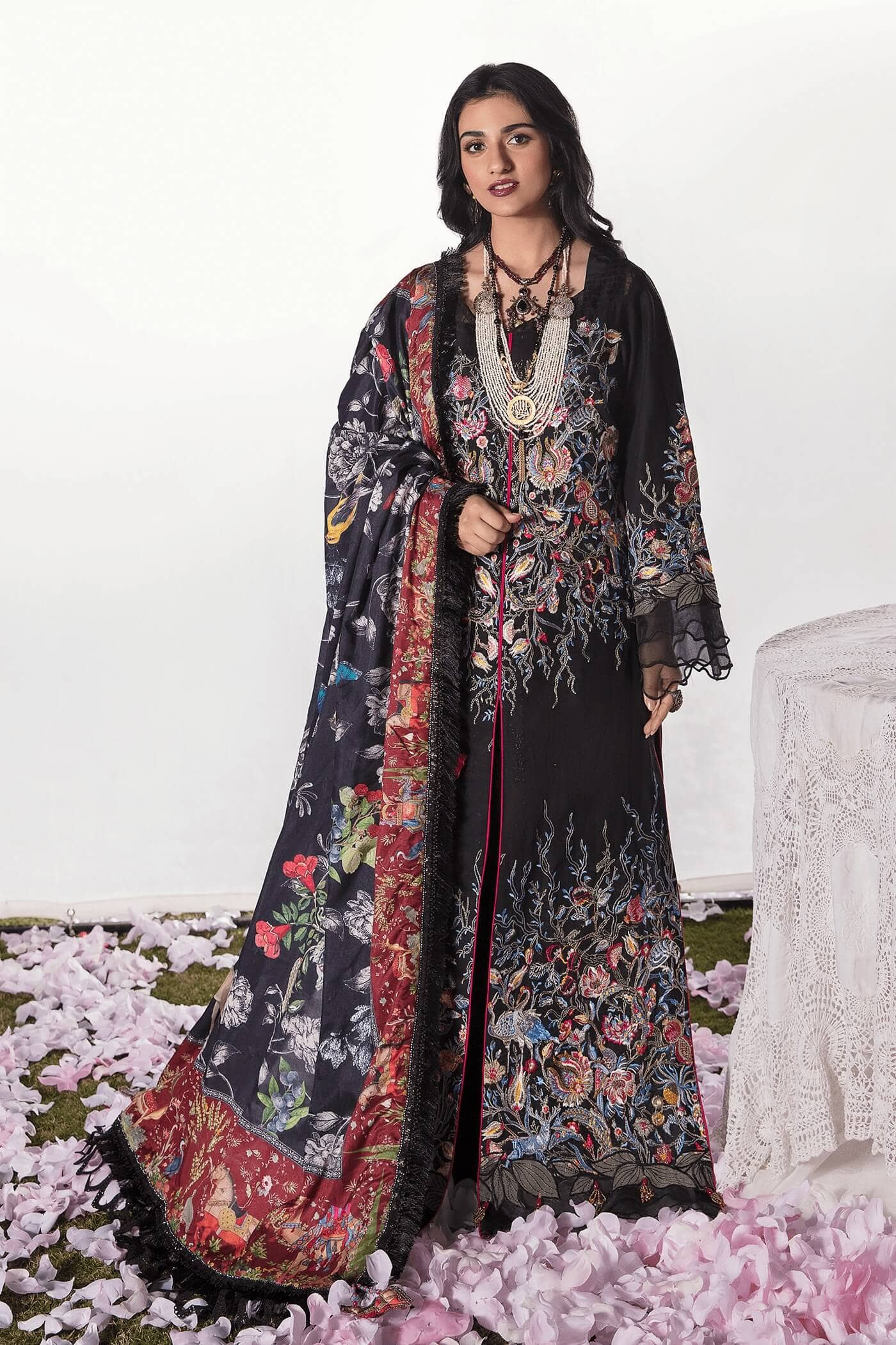 img_nilofer_shahid_lawn_23_awwal_boutique