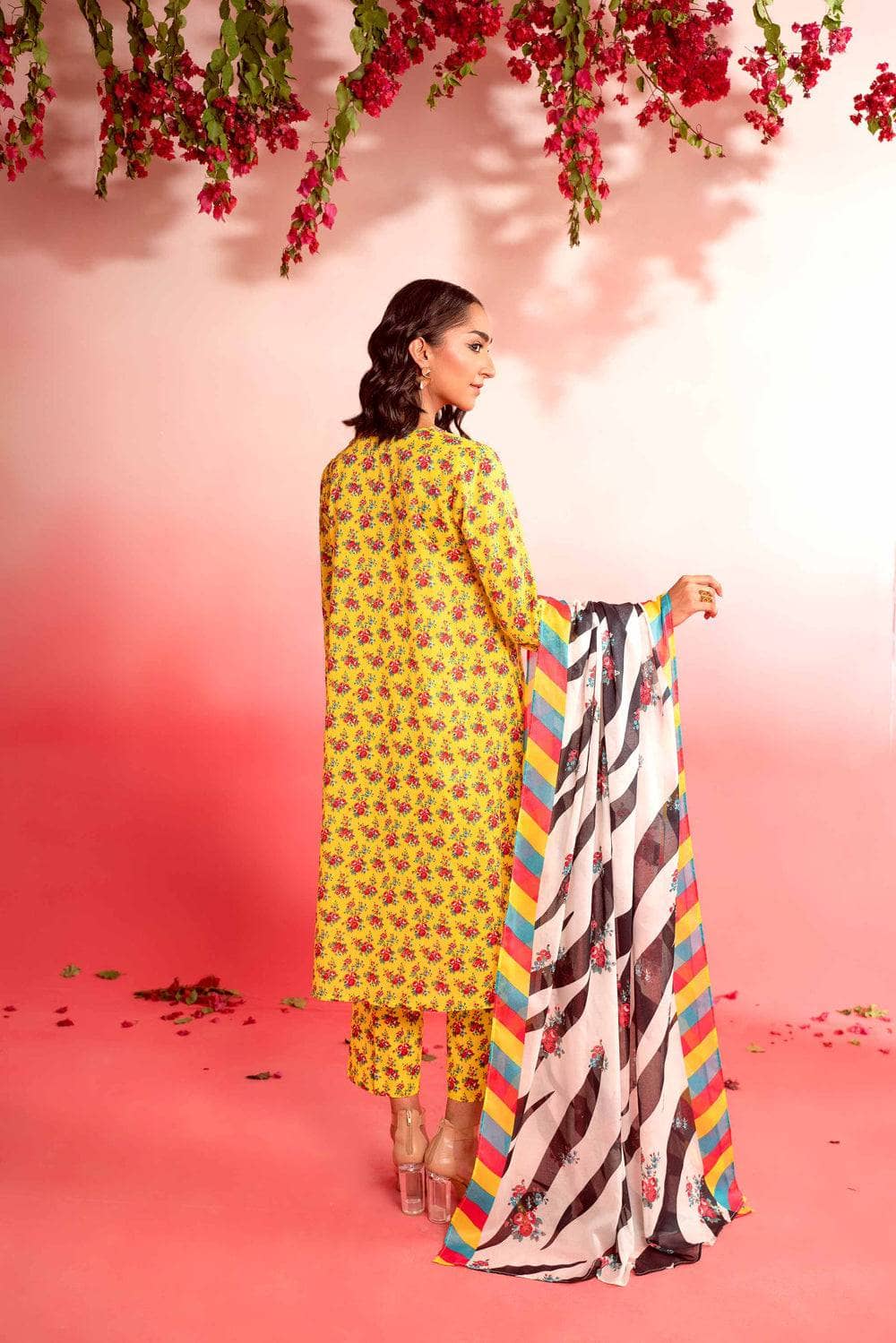 img_nishat_lawn_24_awwal_boutique