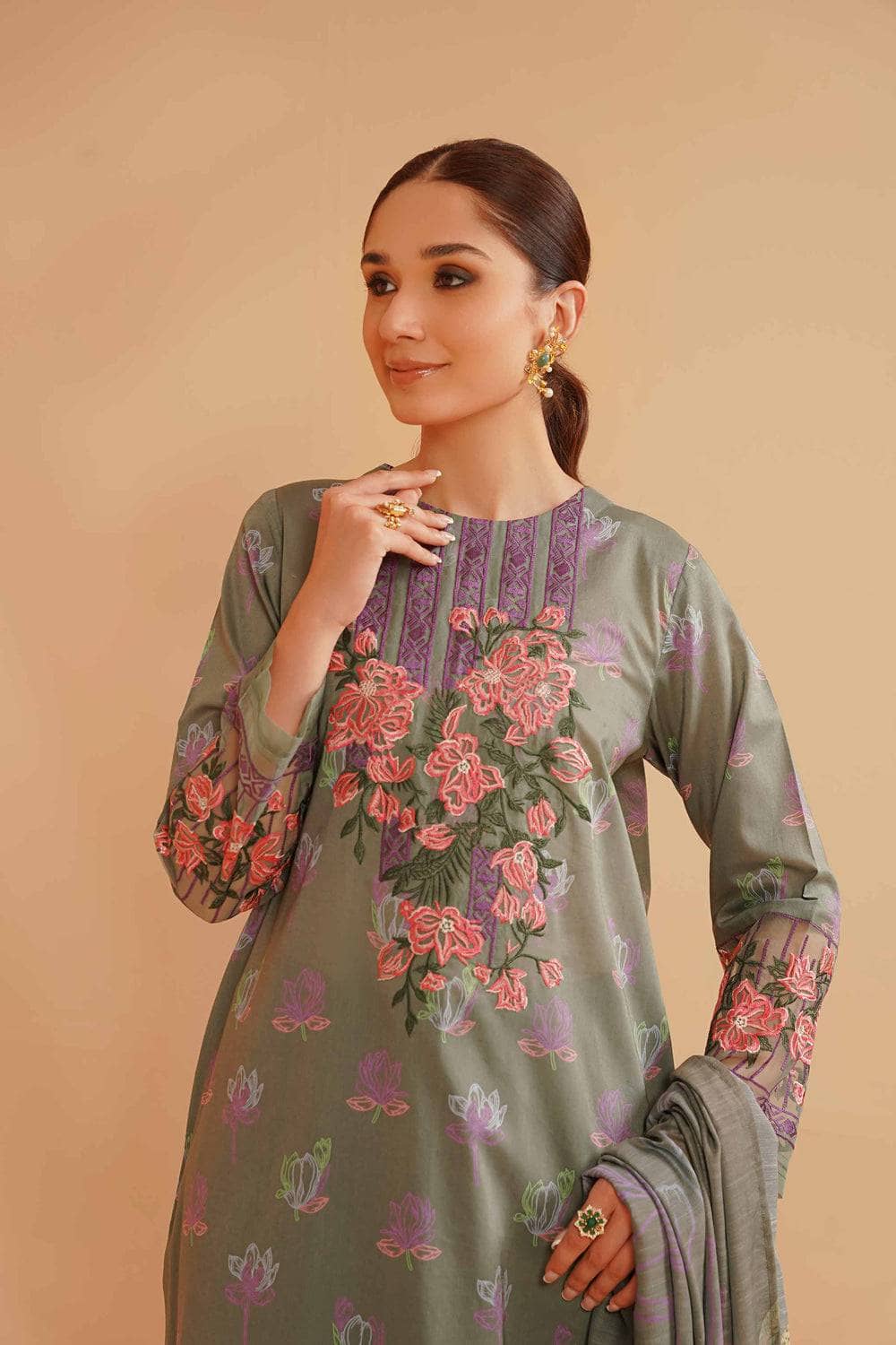 img_nishat_lawn_23_awwal_boutique