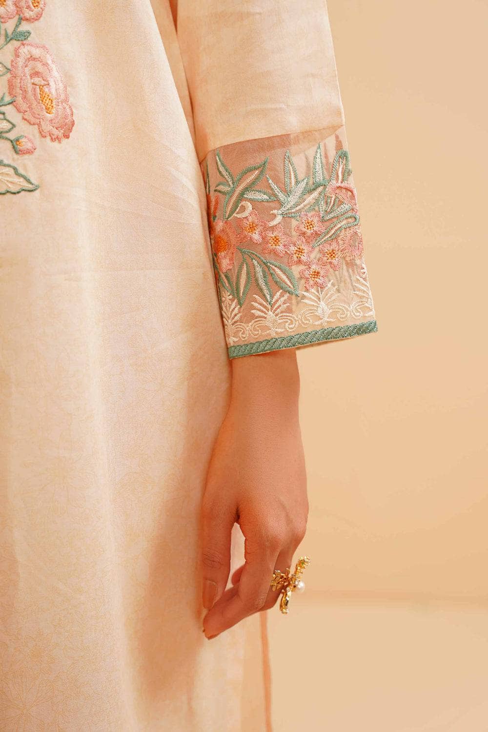 img_nishat_lawn_23_awwal_boutique