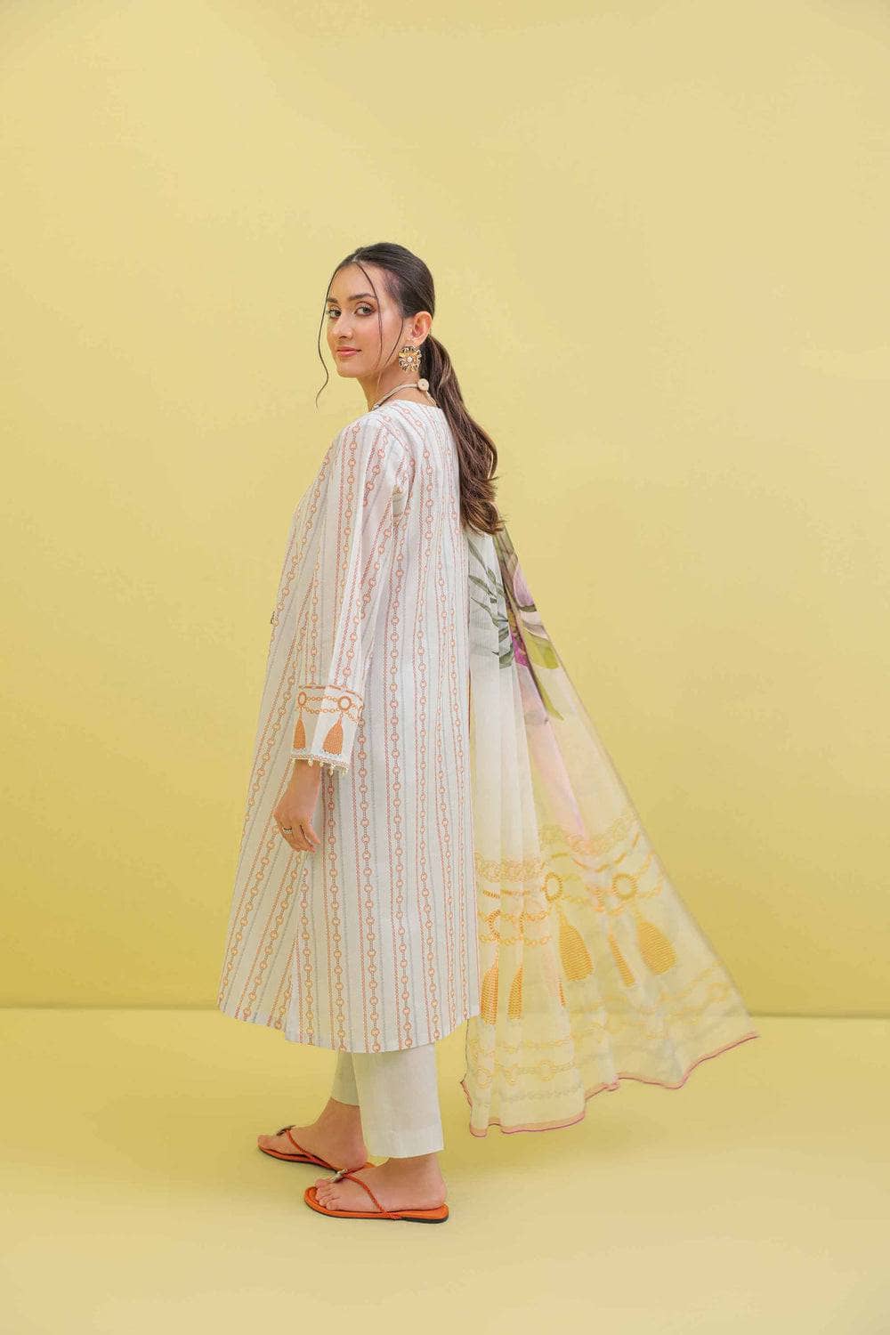 img_nishat_lawn_23_awwal_boutique