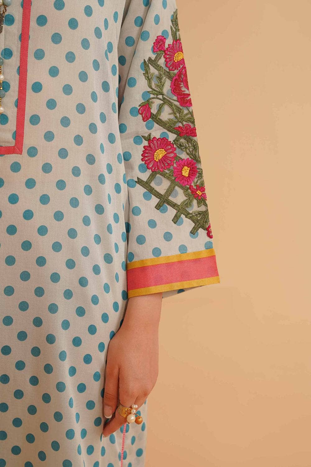 img_nishat_lawn_23_awwal_boutique