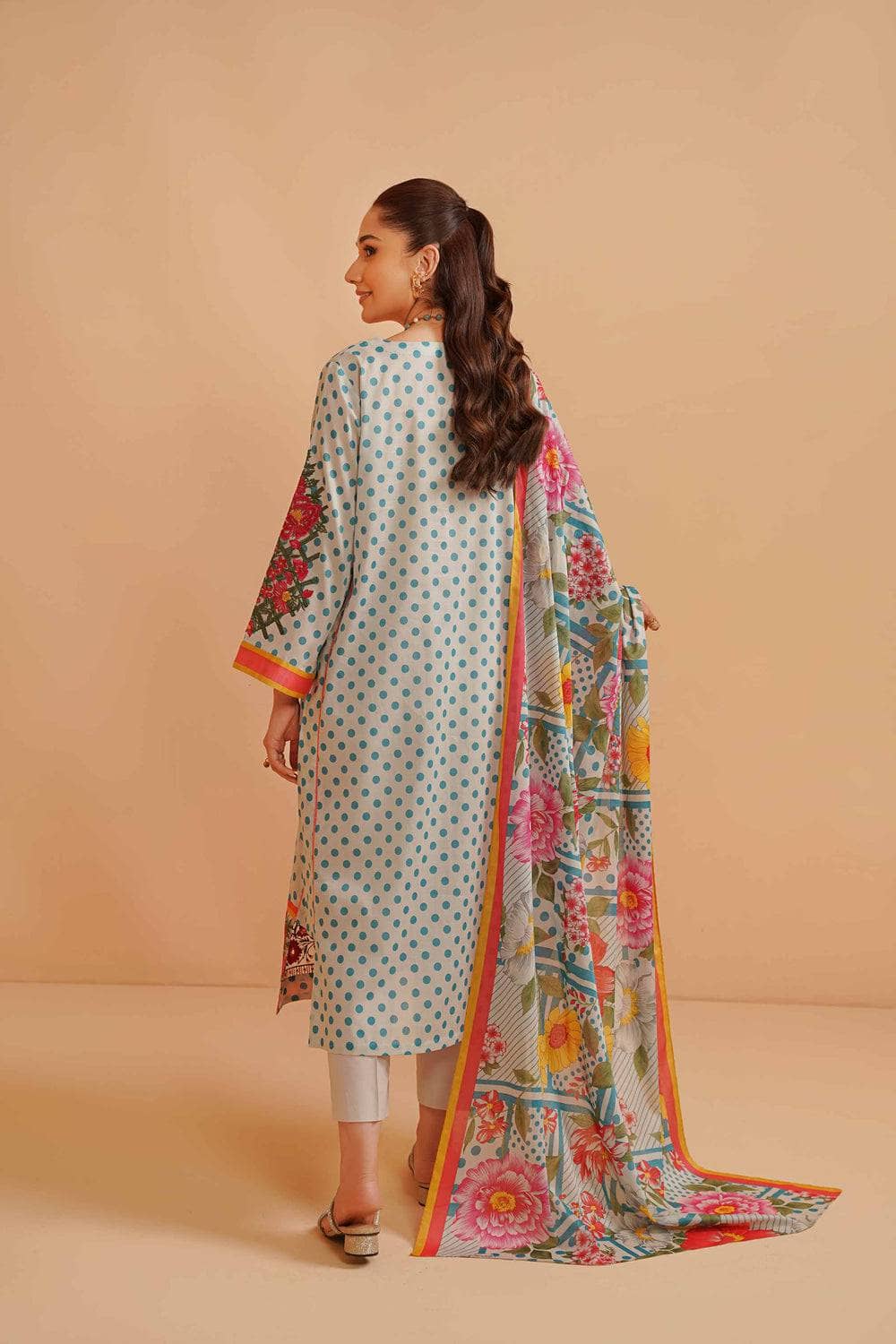 img_nishat_lawn_23_awwal_boutique