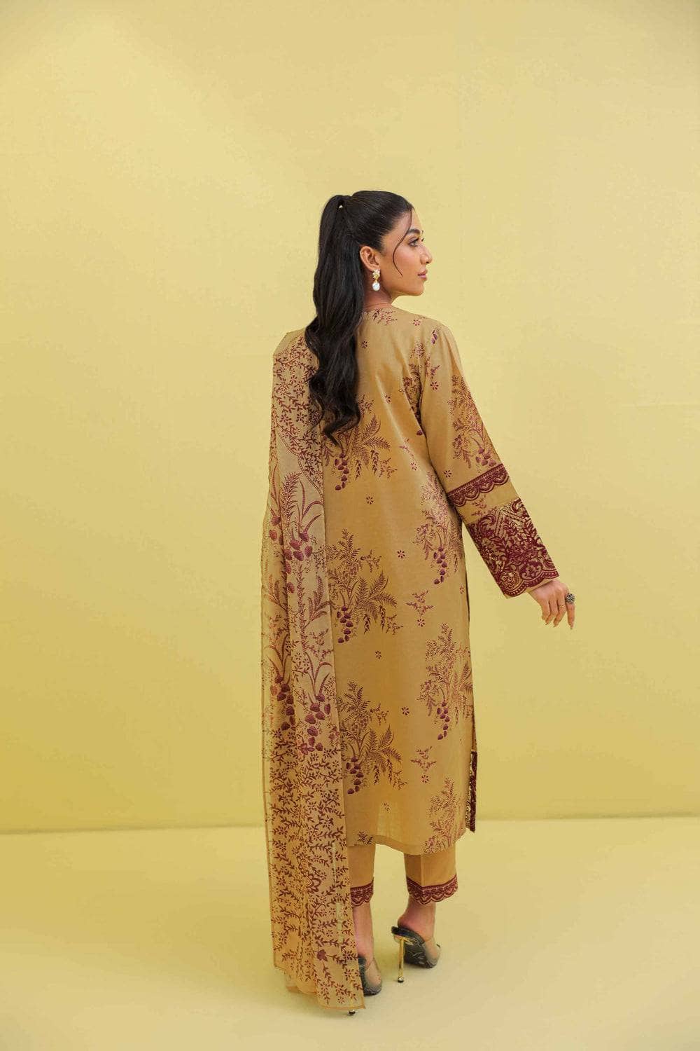 img_nishat_lawn_23_awwal_boutique