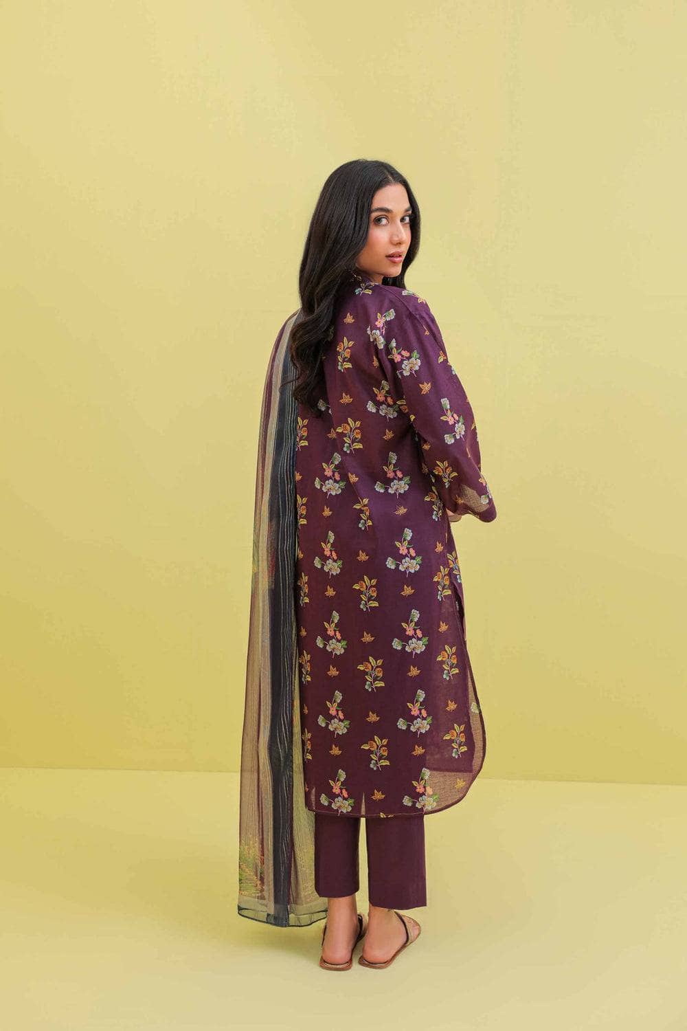 img_nishat_lawn_23_awwal_boutique