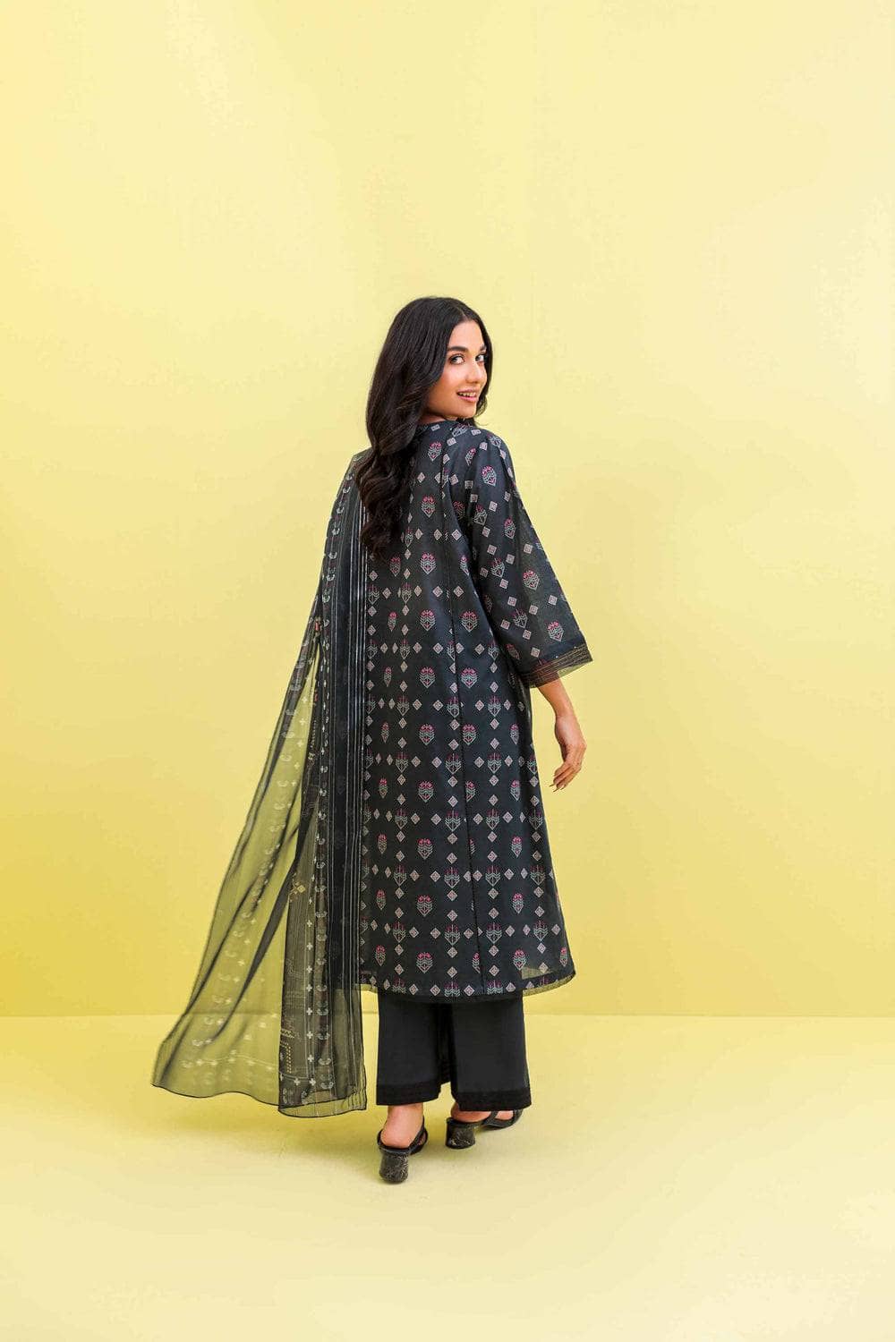 img_nishat_lawn_23_awwal_boutique