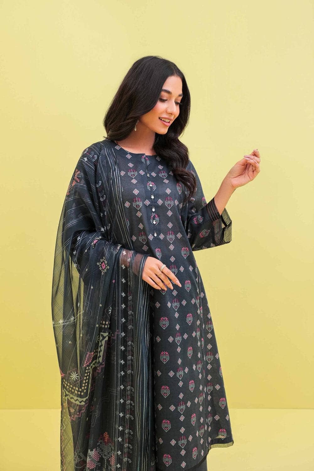 img_nishat_lawn_23_awwal_boutique