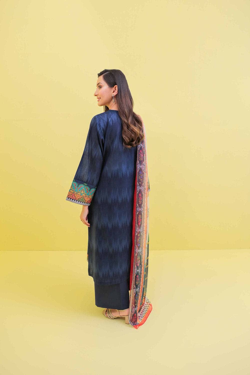 img_nishat_lawn_23_awwal_boutique
