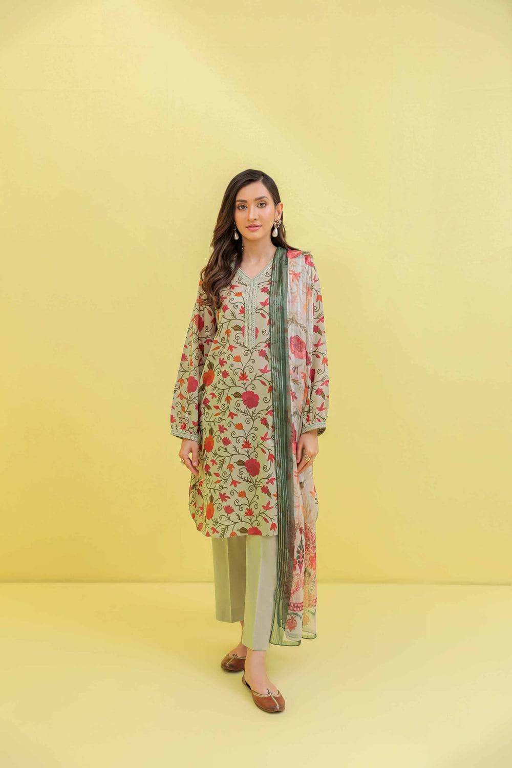 img_nishat_lawn_23_awwal_boutique
