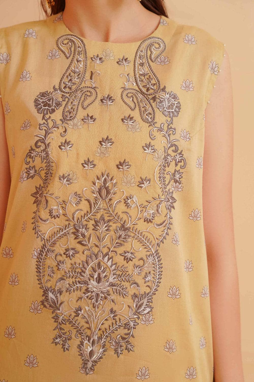 img_nishat_lawn_23_awwal_boutique