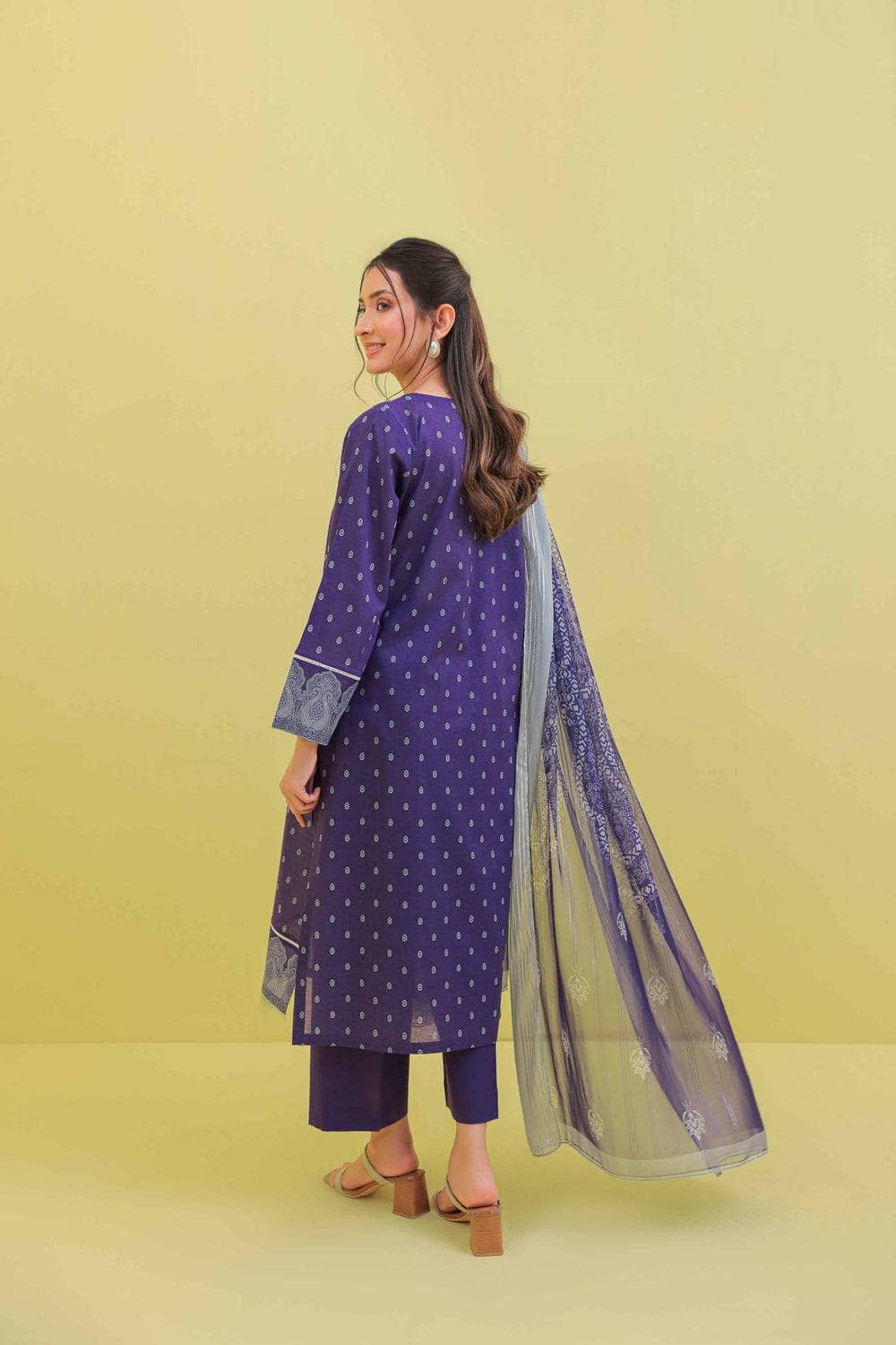 img_nishat_lawn_23_awwal_boutique