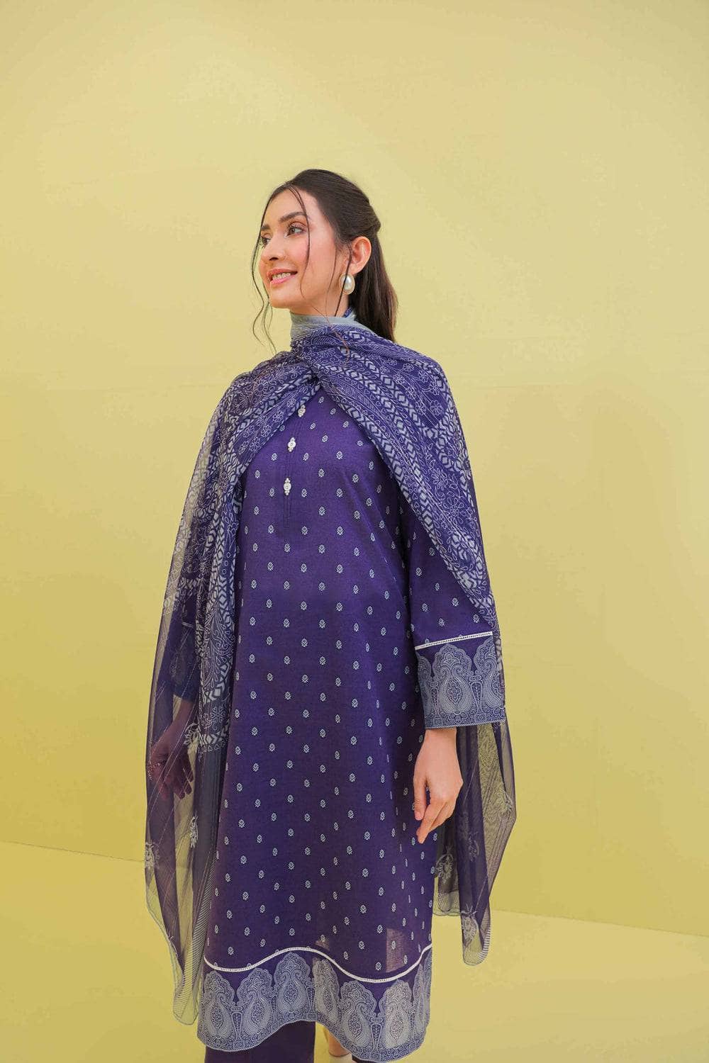 img_nishat_lawn_23_awwal_boutique