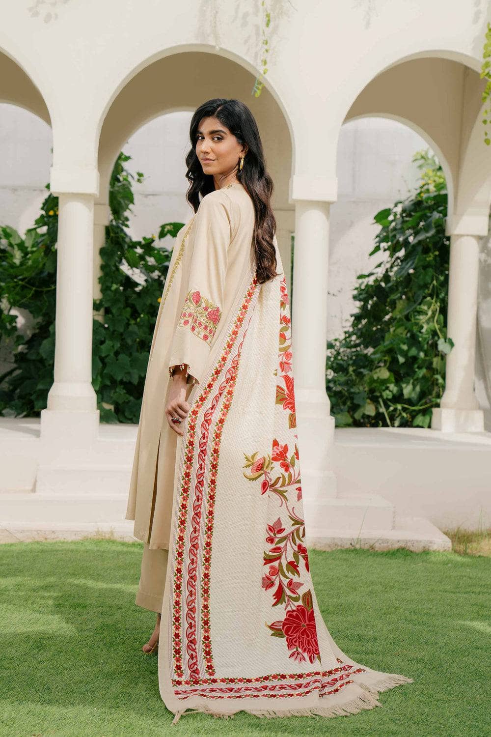 img_nishat_winter_23_awwal_boutique