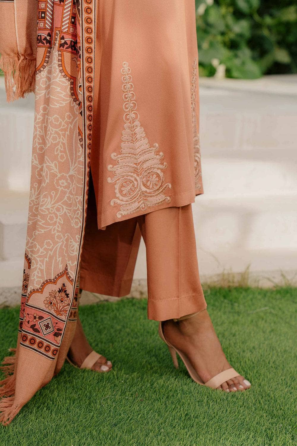 img_nishat_winter_23_awwal_boutique