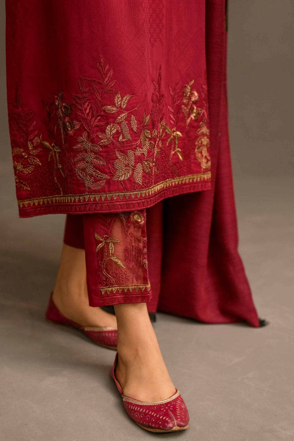 img_nishat_winter_23_awwal_boutique