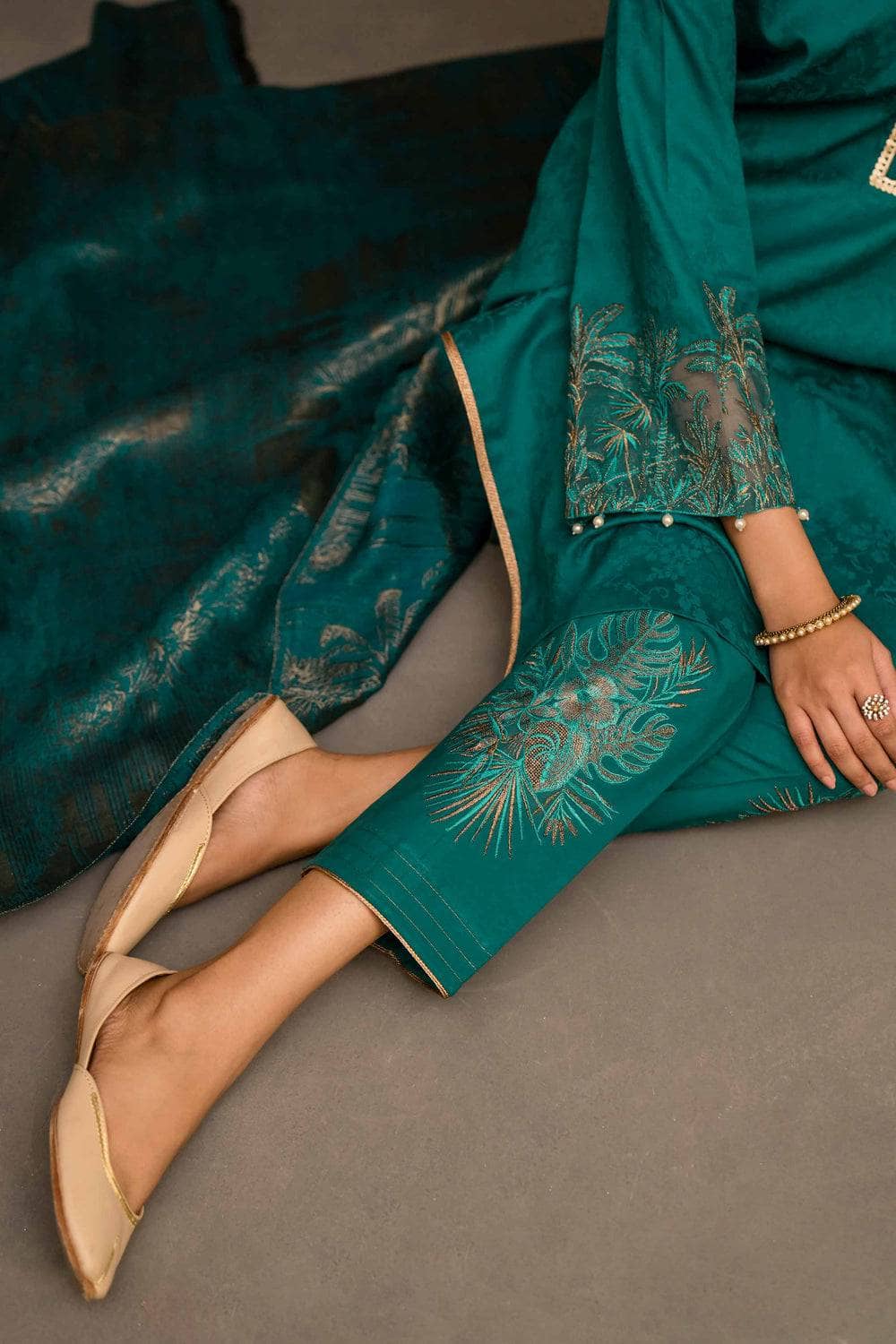 img_nishat_winter_23_awwal_boutique