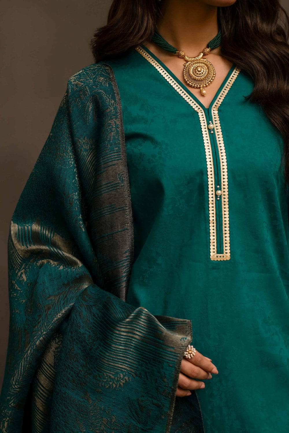 img_nishat_winter_23_awwal_boutique