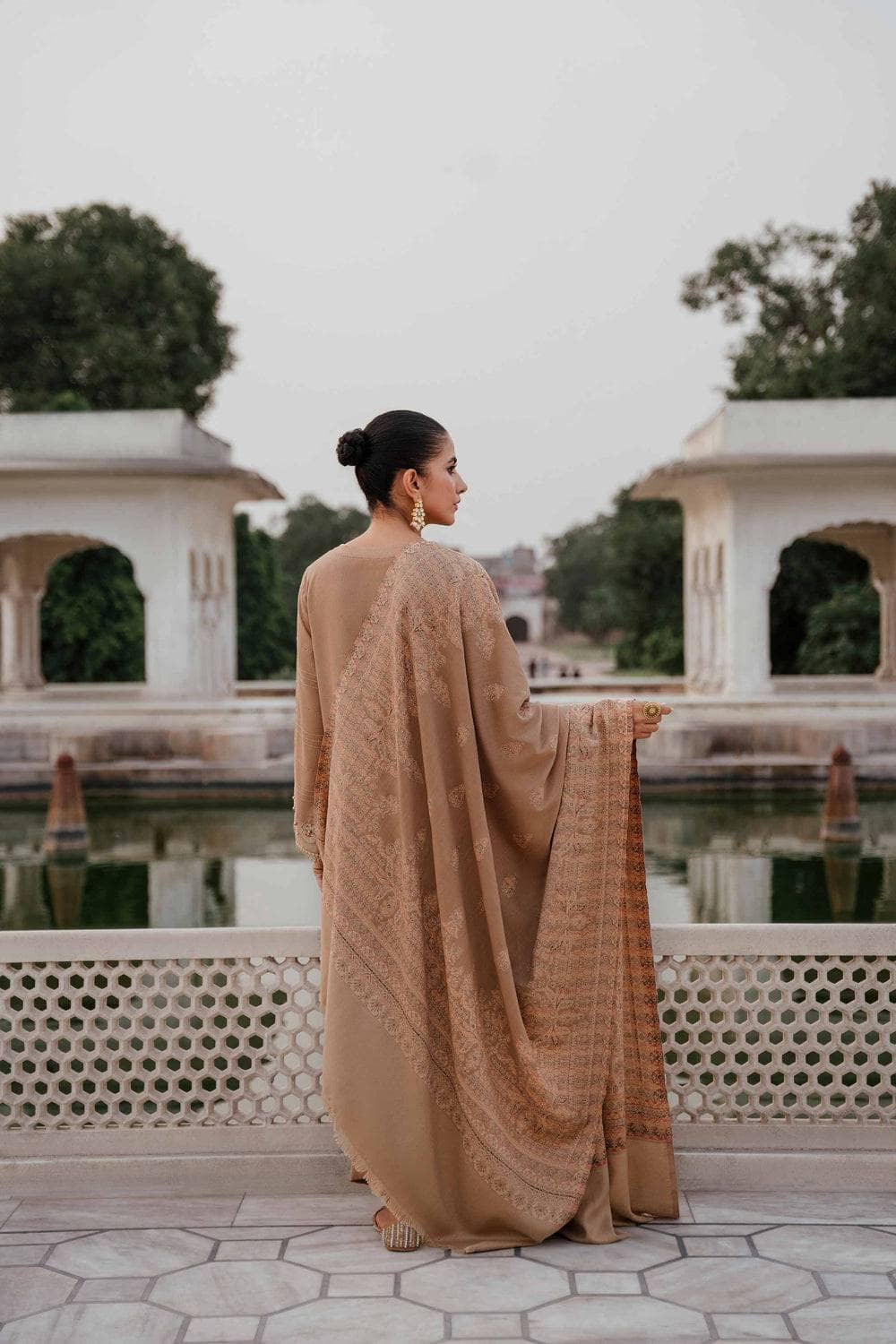 img_nishat_winter_23_awwal_boutique