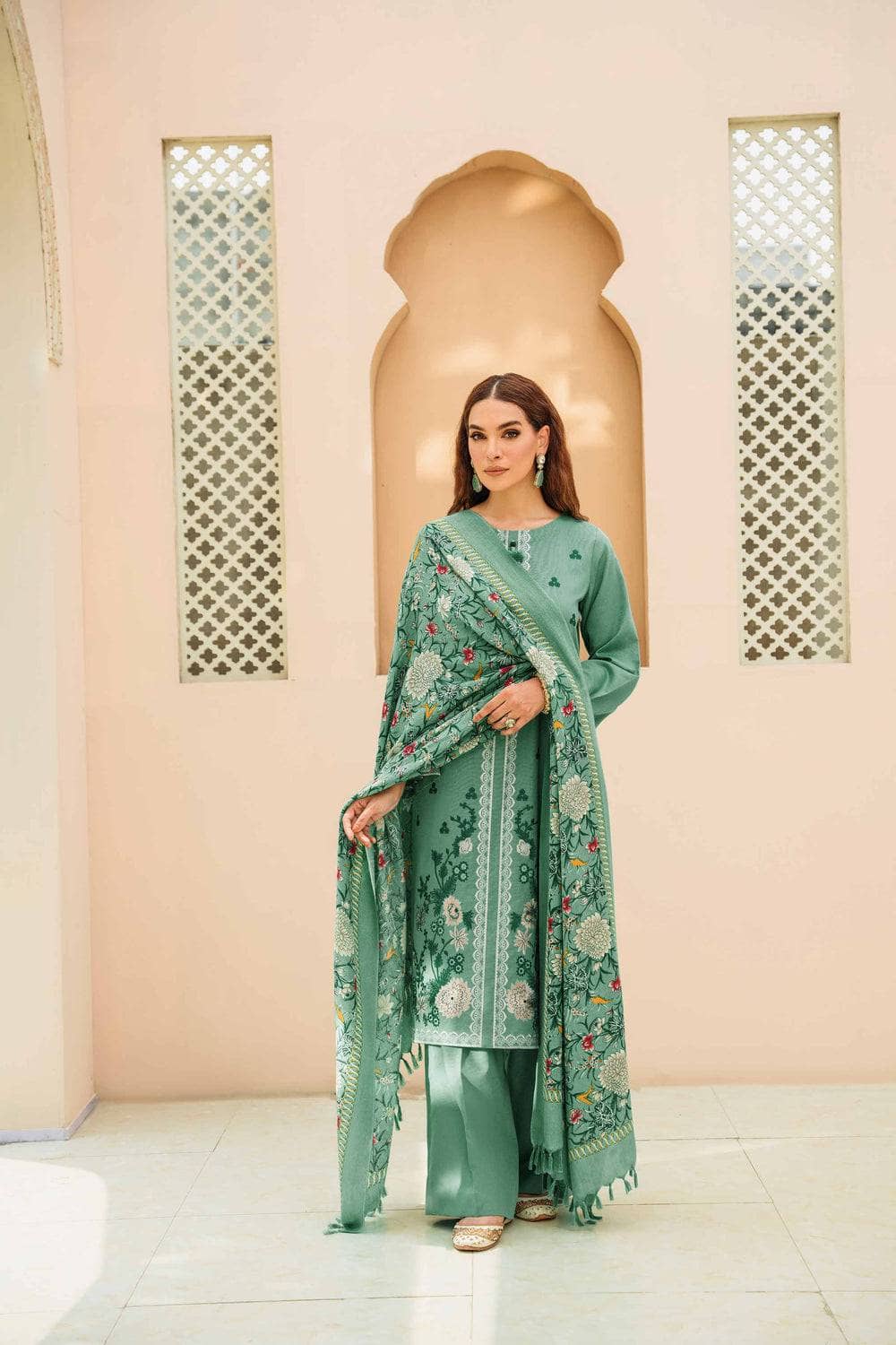 img_nishat_winter_23_awwal_boutique