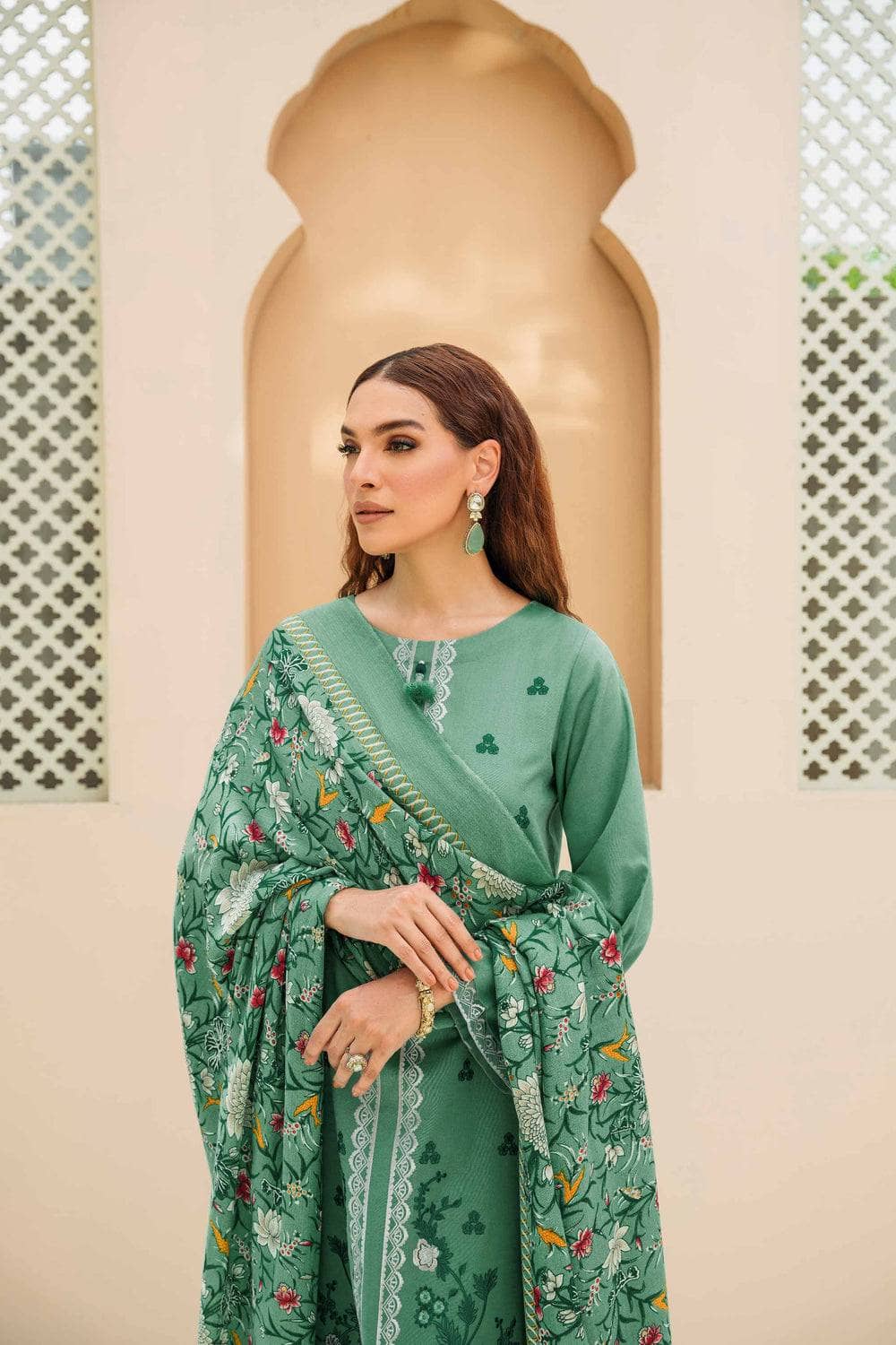 img_nishat_winter_23_awwal_boutique