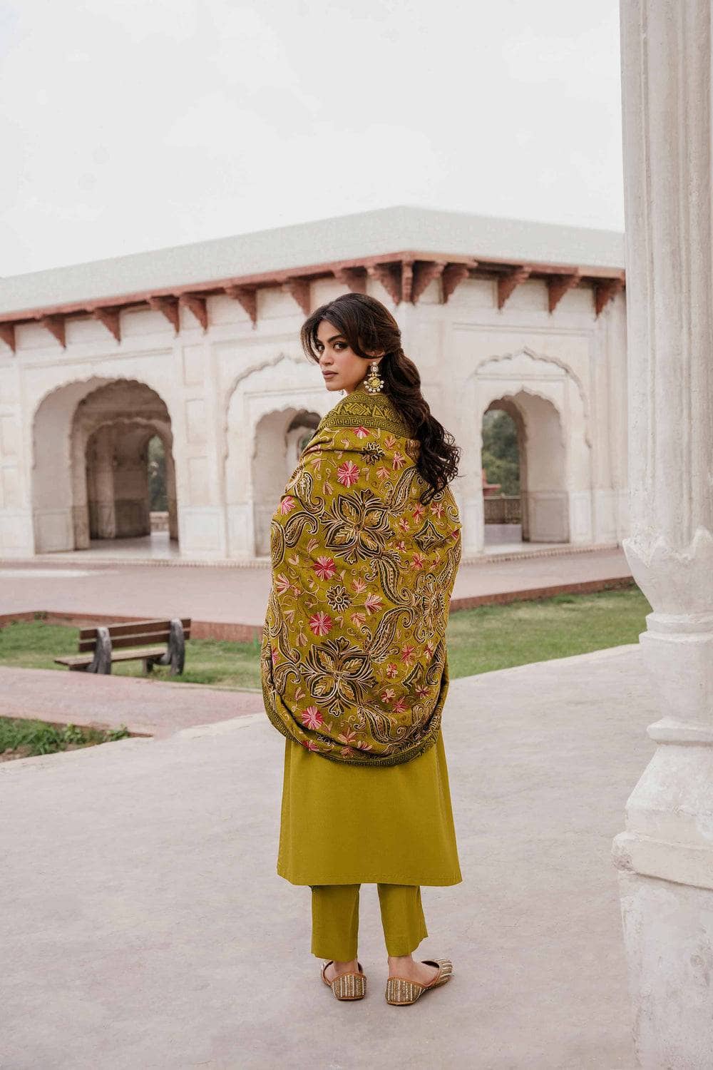 img_nishat_winter_23_awwal_boutique