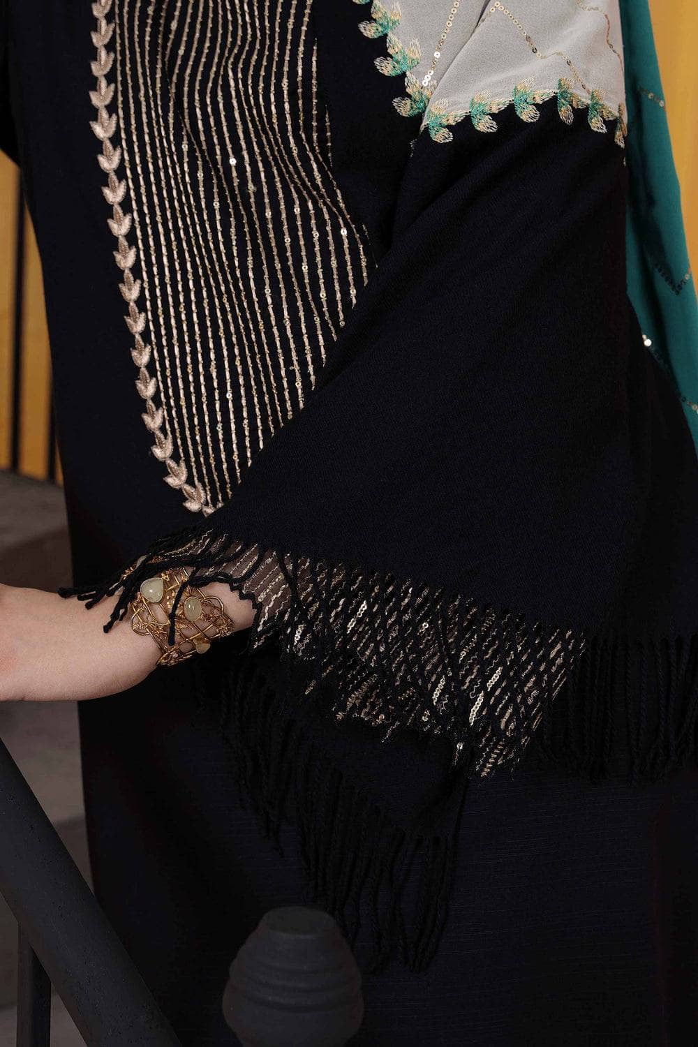 img_nishat_winter_23_awwal_boutique