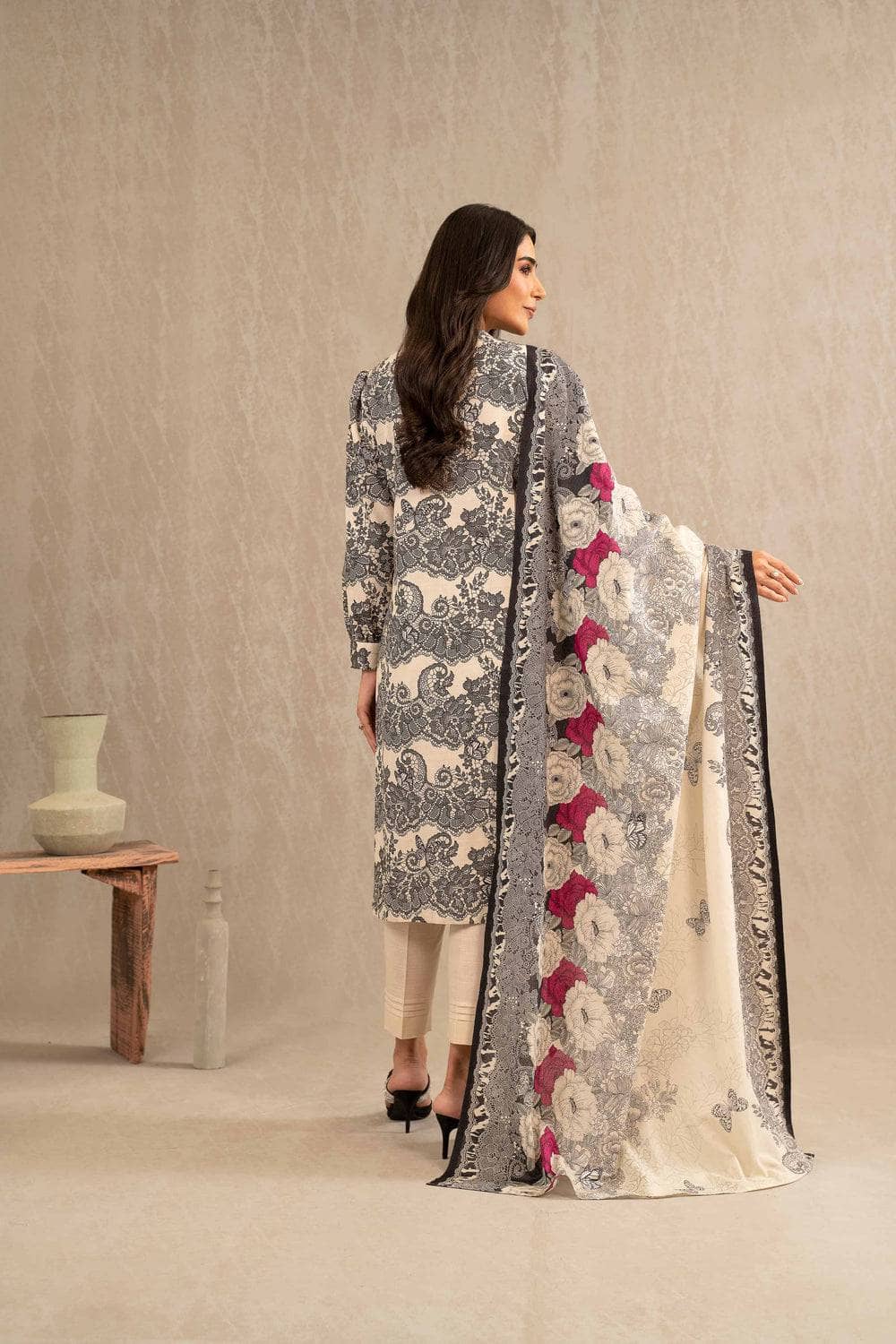 img_nishat_winter_23_awwal_boutique