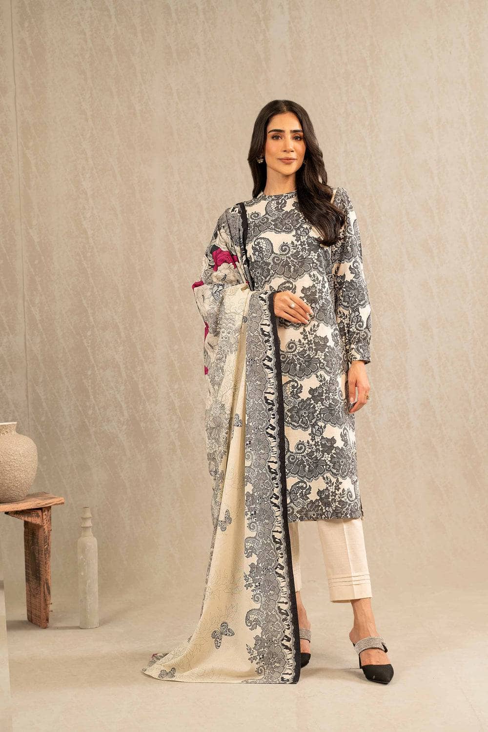 img_nishat_winter_23_awwal_boutique