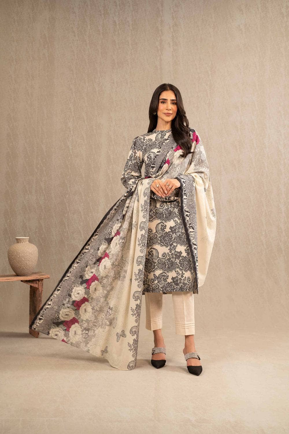 img_nishat_winter_23_awwal_boutique